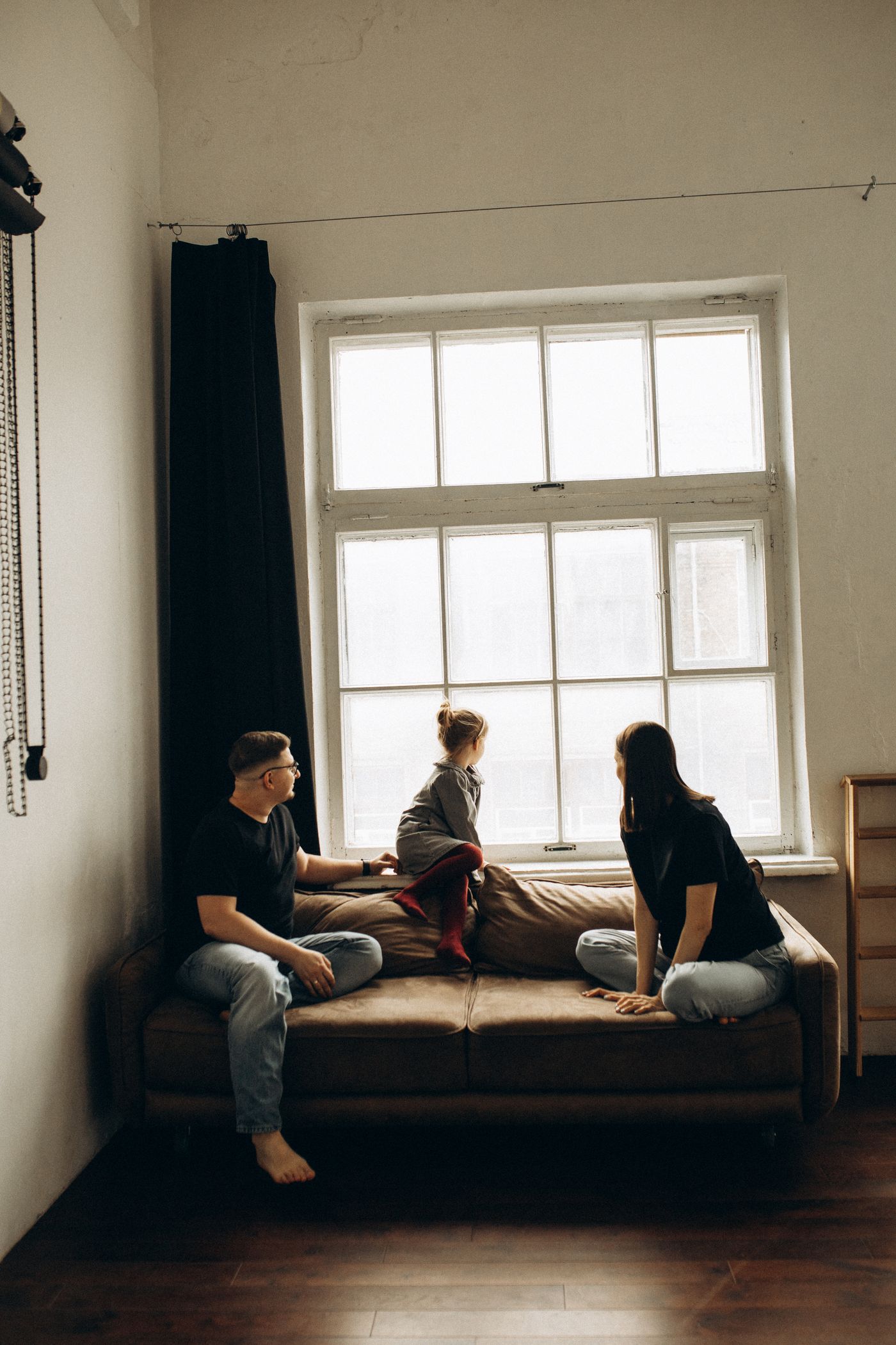 Familie gemeinsam zuhause am Fenster